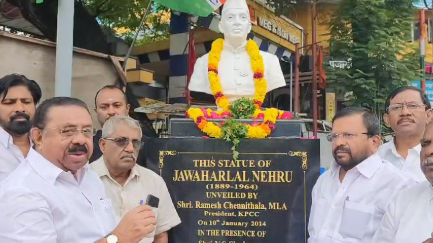 ജവഹർലാൽ നെഹ്റുവിന്‍റെ അറുപതാം ചരമവാർഷിക ദിനത്തിൽ യുഡിഎഫ് കൺവീനർ എം.എം. ഹസ്സന്‍റെ  നേതൃത്വത്തില്‍ പുഷ്പാർച്ചന