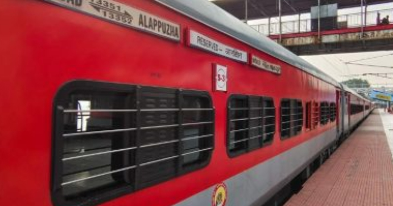നിലമ്പൂർ-ഷൊർണൂർ ട്രെയിനിൽ യുവതിയ്ക്ക് പാമ്പുകടിയേറ്റെന്ന് സംശയം; ആശുപത്രിയില്‍ ചികിത്സ തേടി
