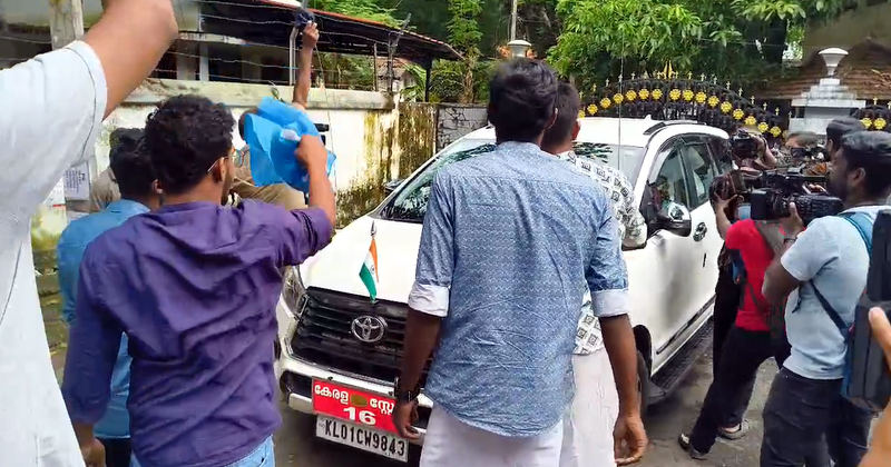 പ്ലസ് വണ്‍ സീറ്റ് പ്രതിസന്ധി: വിദ്യാഭ്യാസ മന്ത്രിയെ തടഞ്ഞ് കെഎസ്‌യു; കാറില്‍ കരിങ്കൊടി കെട്ടി