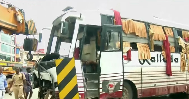 കൊച്ചിയില്‍ 'കല്ലട' ബസ് മറിഞ്ഞ് ഒരു മരണം; ട്രാഫിക് സിഗ്നല്‍ ഇടിച്ചുതകർത്ത് ബൈക്കിന് മുകളിലേക്ക് മറിഞ്ഞു, നിരവധി പേർക്ക് പരുക്ക്