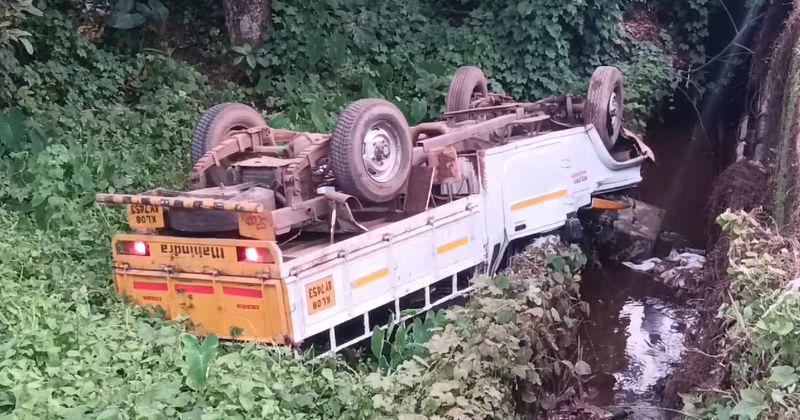 ചങ്ങനാശേരിയില്‍ പിക്ക് അപ്പ് വാൻ കുഴിയിലേക്ക് മറിഞ്ഞു; ഡ്രൈവർക്ക് പരിക്ക്