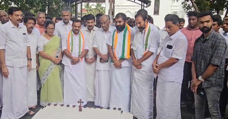 പുതുപ്പള്ളിയിലെ മുൻ മുഖ്യമന്ത്രി ഉമ്മൻചാണ്ടിയുടെ കല്ലറ സന്ദർശിച്ച് ഡീൻ കുര്യാക്കോസ്