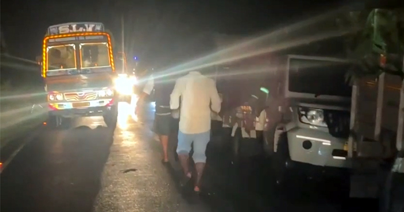 മുത്തങ്ങ ദേശീയപാതയില്‍ വെള്ളക്കെട്ട്; വാഹനങ്ങള്‍ കൂട്ടത്തോടെ കുടുങ്ങി, രക്ഷകരായി ഫയർഫോഴ്സും പോലീസും നാട്ടുകാരും