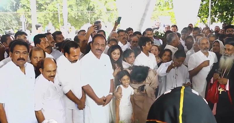 ഉമ്മൻചാണ്ടി ഓർമ്മയായിട്ട് ഒരാണ്ട്; പുഷ്പാർച്ചന നടത്തി നിരവധി പേർ