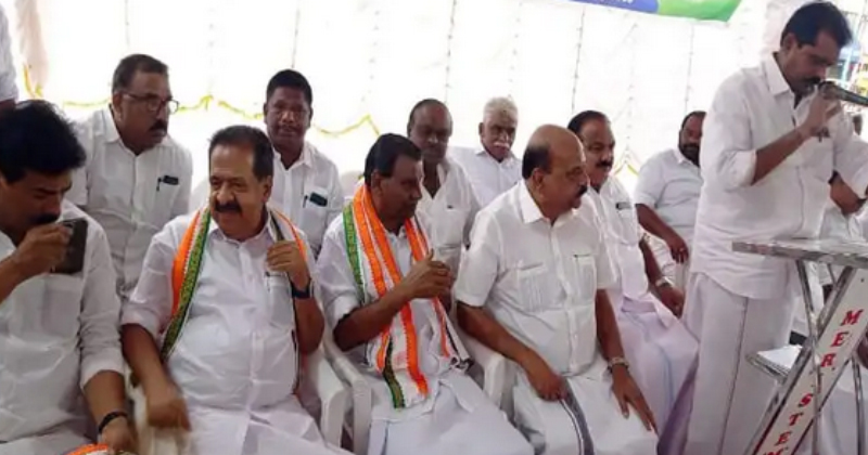 കോട്ടയത്തെ ആകാശപാത പൂർത്തിയാക്കണം: തിരുവഞ്ചൂർ രാധാകൃഷ്ണൻ എംഎൽഎ ഉപവാസ സമരം നടത്തി പ്രതിഷേധിച്ചു