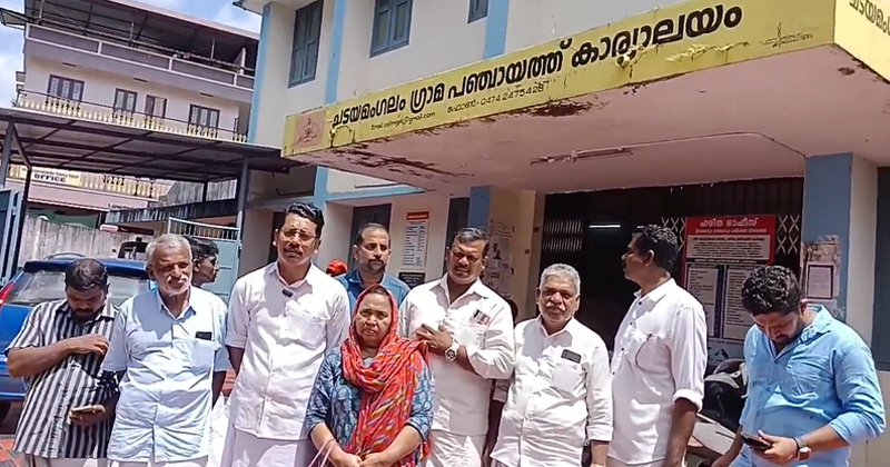ചടയമംഗലത്ത് ആറോളം ക്വാറികള്‍ക്ക് അനുമതി നല്‍കാന്‍ നീക്കം; പഞ്ചായത്ത് സെക്രട്ടറിയെ ഉപരോധിച്ച് കോണ്‍ഗ്രസ് പ്രവർത്തകർ
