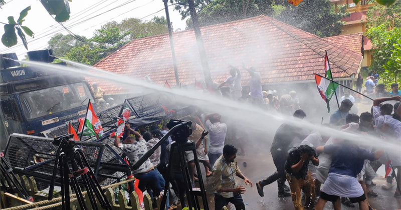 യൂത്ത് കോണ്‍ഗ്രസ് മാർച്ചിനുനേരെ പോലീസ് അതിക്രമം; പ്രവര്‍ത്തകരെ ക്രൂരമായി മര്‍ദ്ദിച്ചു