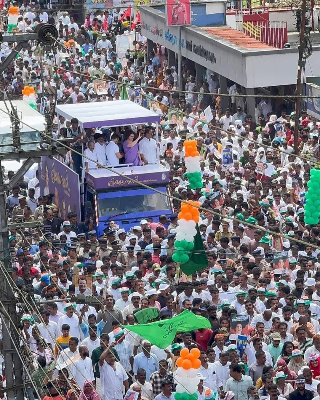 വയനാടിനെ ഇളക്കിമറിച്ച് പ്രിയങ്ക ഗാന്ധിയുടെ റോഡ് ഷോ; രാഹുല്‍ ഗാന്ധിയടക്കം പ്രമുഖ നോക്കള്‍ പ്രിയങ്കക്കൊപ്പം