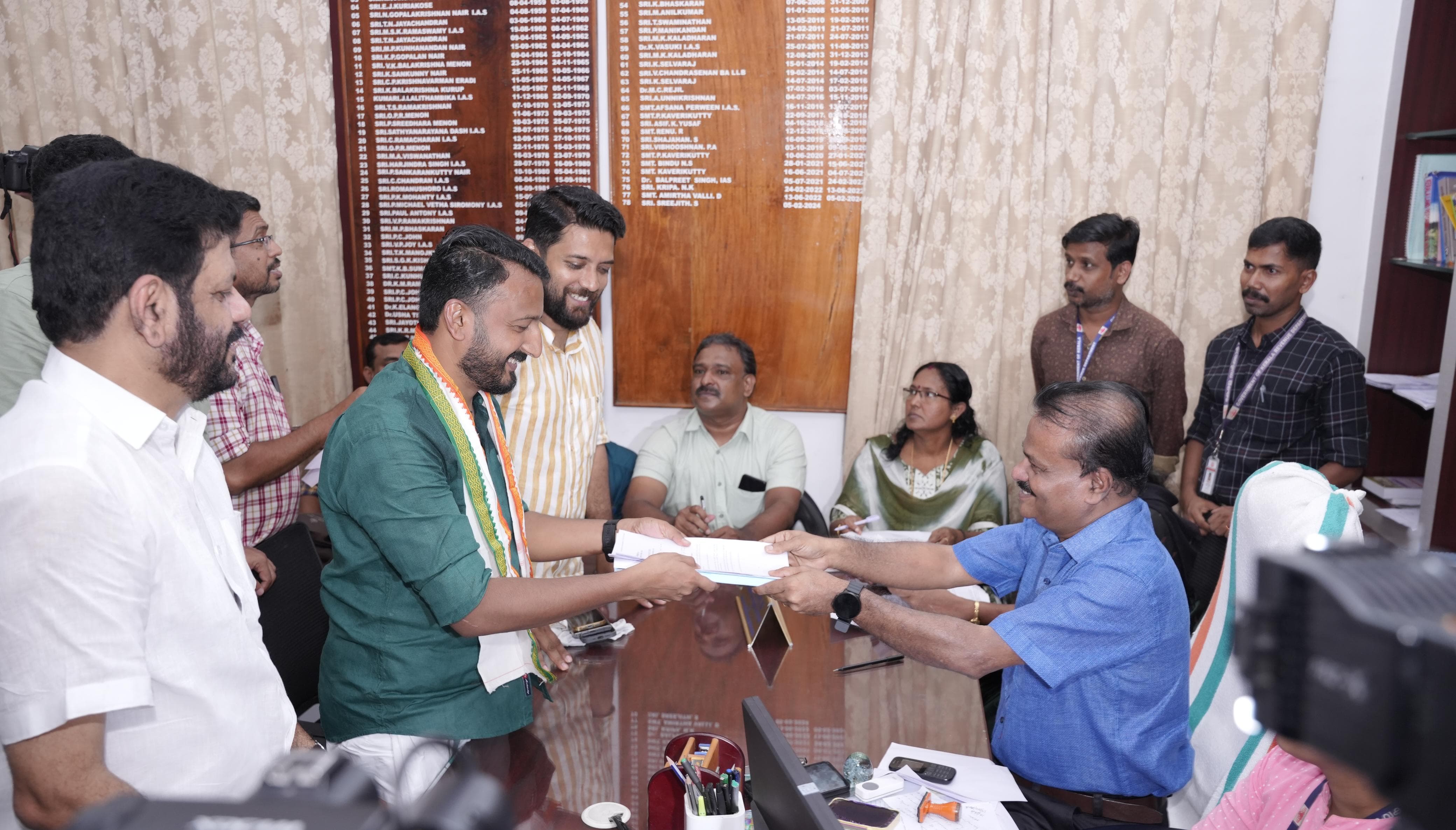 പാലക്കാട് ഉപതെരഞ്ഞെടുപ്പ് ; യുഡിഎഫ് സ്ഥാനാര്‍ഥി രാഹുല്‍മാകൂട്ടത്തില്‍  നാമനിര്‍ദേശ പത്രിക സമര്‍പ്പിച്ചു