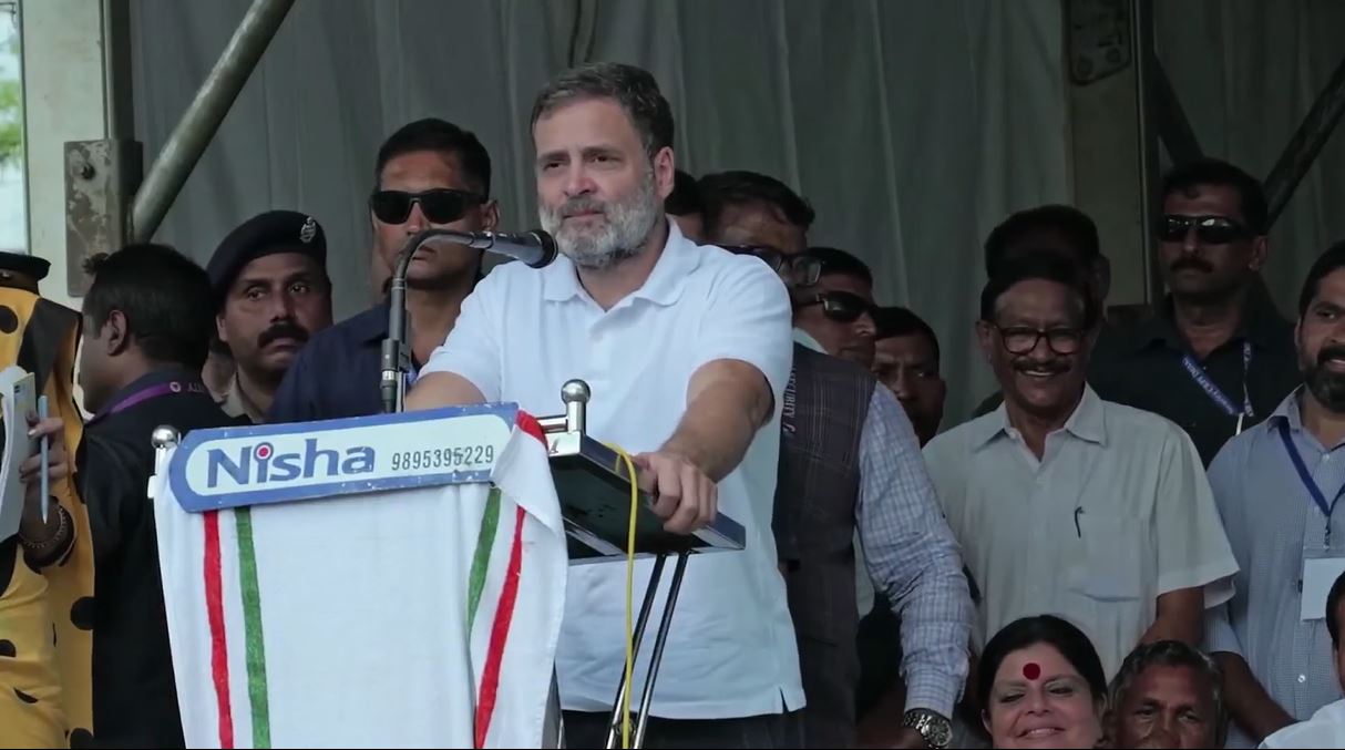 എനിക്ക് നല്‍കിയ സ്‌നേഹം പ്രിയങ്കയ്ക്കും നല്‍കണം; നിങ്ങള്‍ വയനാട്ടുകാരെ ഞാന്‍ എന്റെ സഹോദരിയെ ഏല്‍പ്പിക്കുകയാണ്,രാഹുല്‍ ഗാന്ധി