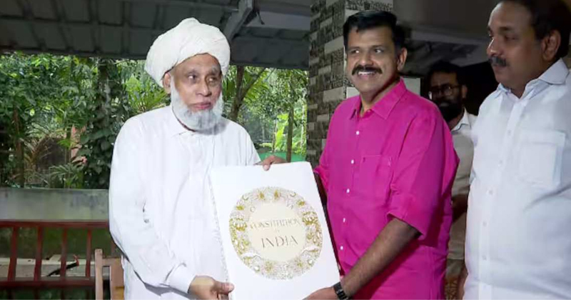 സമസ്ത അധ്യക്ഷന്‍ ജിഫ്രി മുത്തുക്കോയ തങ്ങളുമായി കൂടിക്കാഴ്ച നടത്തി സന്ദീപ് വാര്യര്‍; ഭരണഘടനയുടെ പതിപ്പ് കൈമാറി