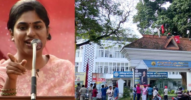 നഗരസഭയില്‍ സ്വകാര്യ ശുചീകരണ തൊഴിലാളികളുടെ പ്രതിഷേധം ; ഗായത്രി ബാബു ജാതീയമായി അധിക്ഷേപിച്ചെന്ന് പരാതി