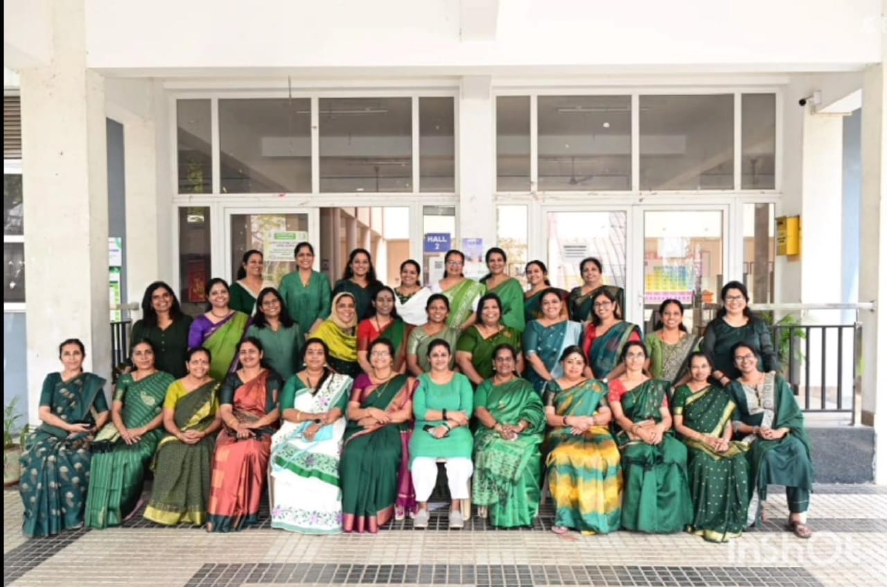 മഷിത്തണ്ടും മയിൽപ്പീലിയും... 40 വർഷങ്ങൾക്ക് ശേഷം 10 D ബാച്ചിന്‍റെ സൗഹൃദം വീണ്ടും പൂത്തുലഞ്ഞു