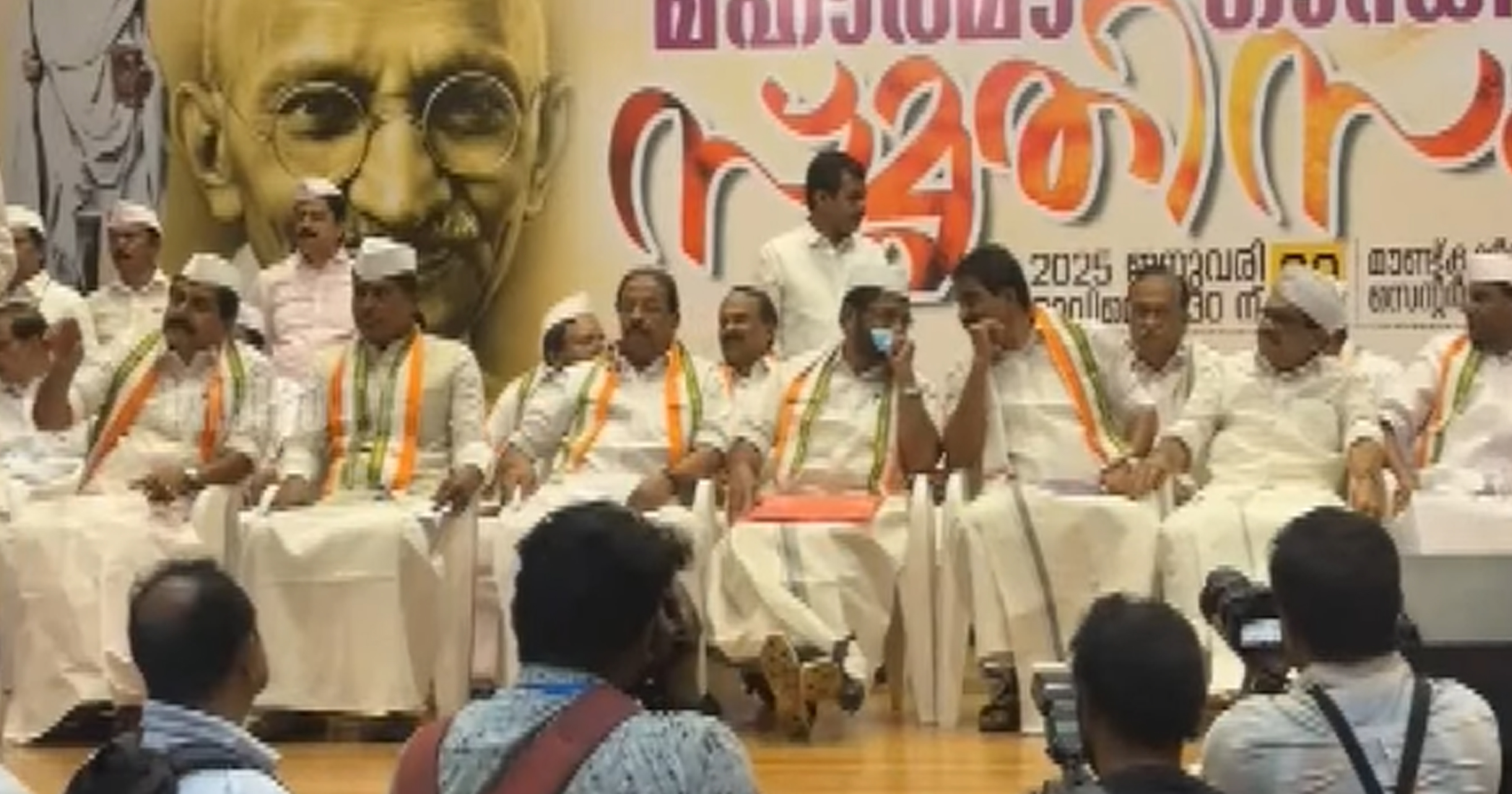 മഹാത്മാഗാന്ധി രക്തസാക്ഷിത്വ ദിനം: കെപിസിസിയില്‍ പുഷ്പാര്‍ച്ചനയും പ്രാര്‍ത്ഥനയും നടന്നു