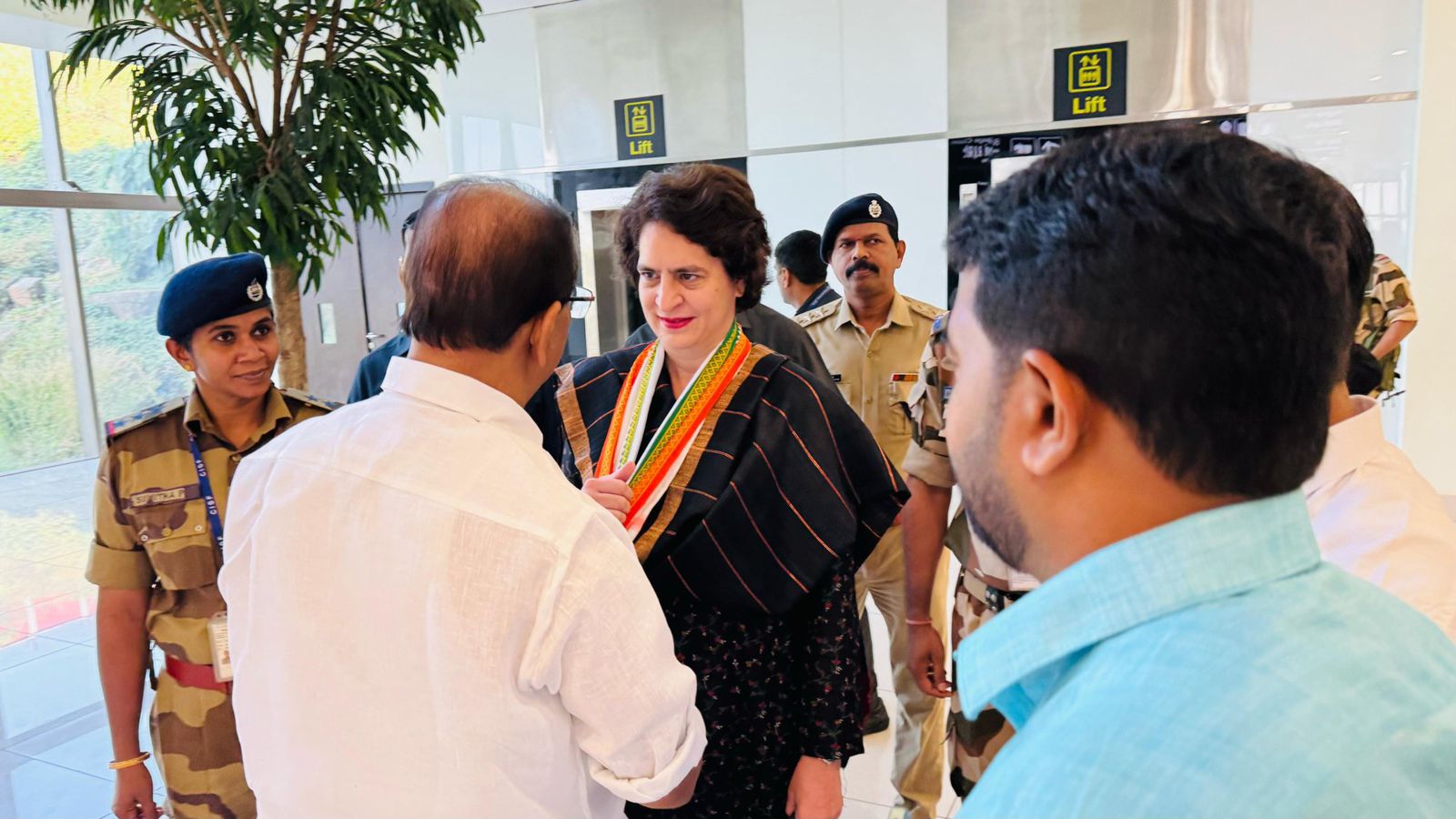 പ്രിയങ്ക ഗാന്ധി എം.പി വയനാട്ടില്‍ എത്തി ; ഇന്ന് മുതൽ മൂന്ന് ദിവസം വയനാട് മണ്ഡലത്തിലെ വിവിധ പരിപാടികളിൽ പങ്കെടുക്കും