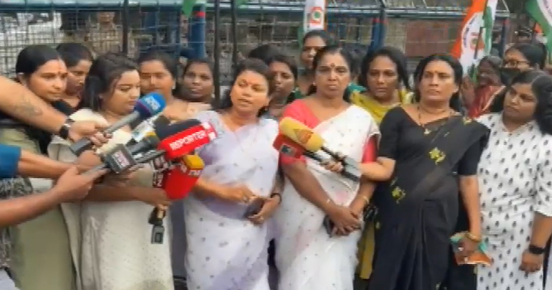 ദളിത് സ്ത്രീയെ അപമാനിച്ച സംഭവം: മഹിളാ കോണ്‍ഗ്രസ് പേരൂര്‍ക്കട പോലീസ് സ്‌റ്റേഷനിലേക്ക് പ്രതിഷേധ മാർച്ച് നടത്തി