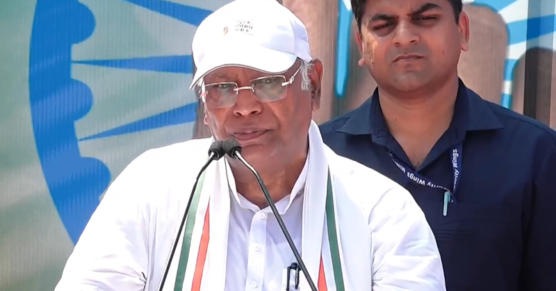 MALLIKARJUN KHARGE| 'വോട്ട് കൊള്ളയിലൂടെ അധികാരം നേടാന്‍ മോദി ശ്രമിക്കുന്നു; ജനങ്ങള്‍ ജാഗ്രത പാലിക്കണം'- മല്ലികാര്‍ജുന്‍ ഖാര്‍ഗെ