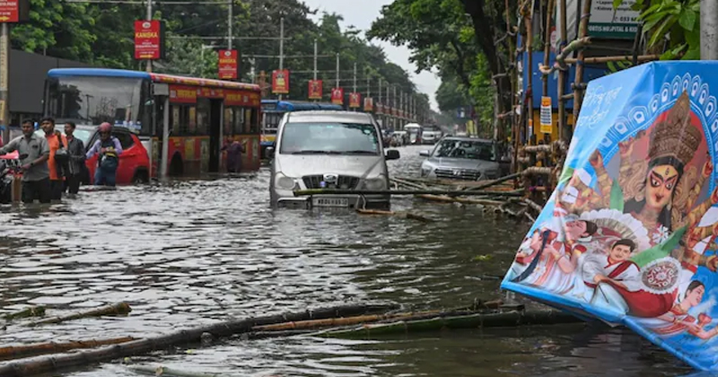 Heavy rain in Kolkata| കൊല്‍ക്കത്തയില്‍ കനത്ത മഴ; 91 വിമാന സർവ്വീസുകൾ റദ്ദാക്കി; ജനജീവിതം സ്തംഭിച്ചു