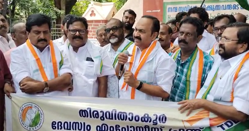 ശബരിമലയിലെ സര്‍ക്കാര്‍ നീക്കങ്ങള്‍ക്കെതിരെ പ്രതിഷേധം; ദേവസ്വം ബോര്‍ഡ് ജീവനക്കാര്‍ നിയമസഭയിലേക്ക് മാര്‍ച്ച് നടത്തി; പ്രതിപക്ഷ നേതാവ് ഉദ്ഘാടനം ചെയ്തു